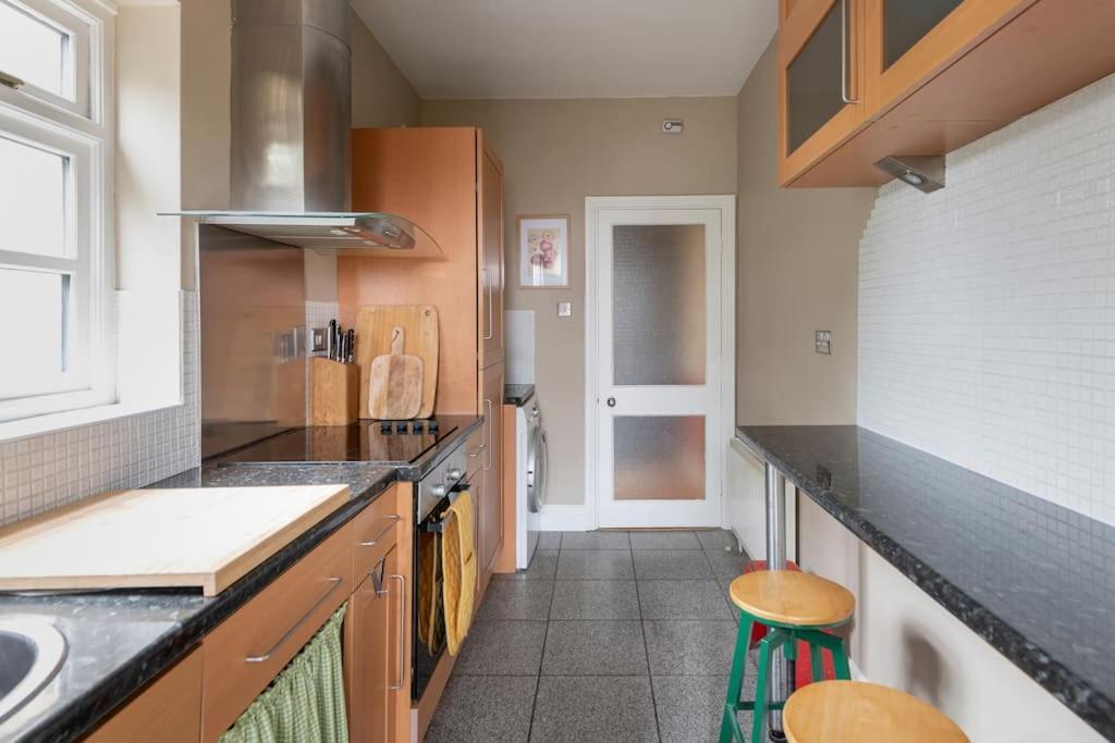 Stylish Central Apartment With Parking - Garden And Workspace Бат Экстерьер фото